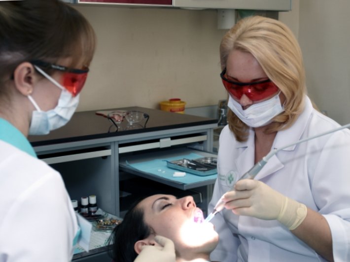 Особенности и преимущества имплантации зубов в Израиле