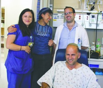 Катетеризация мозга в Израиле: пациент с врачами