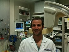 Доктор Адам Фаркаш из отделения сосудистой и интервенционной радиологии